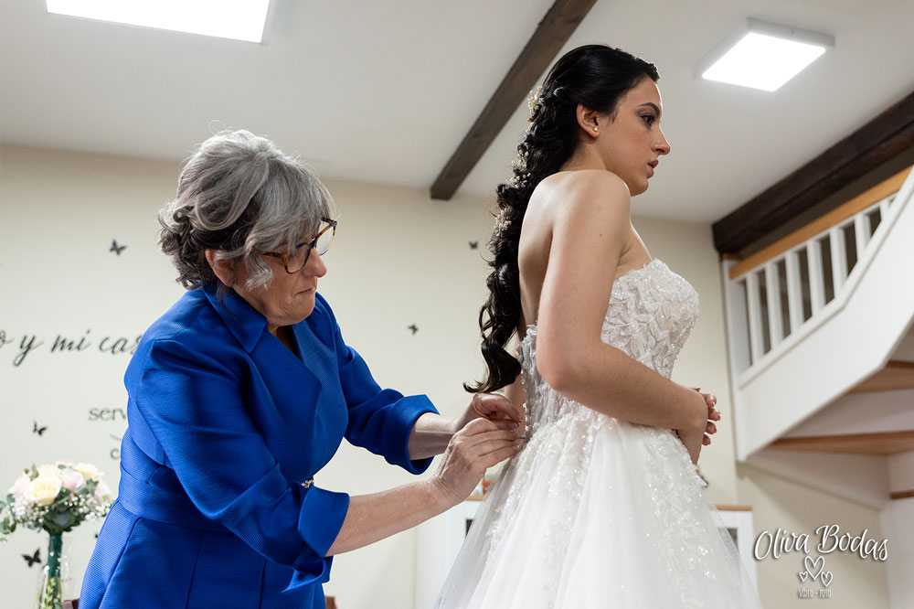 Preparativos en casa de la novia. Reportaje de boda